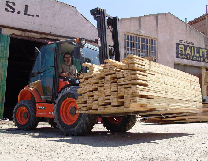 Bredare däck och bredare hjulaxlar gör trucken idealisk för bygge och brädgård